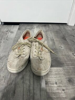 Casual Women’s Beige Canvas Sneakers with Gold Palm Trees Print